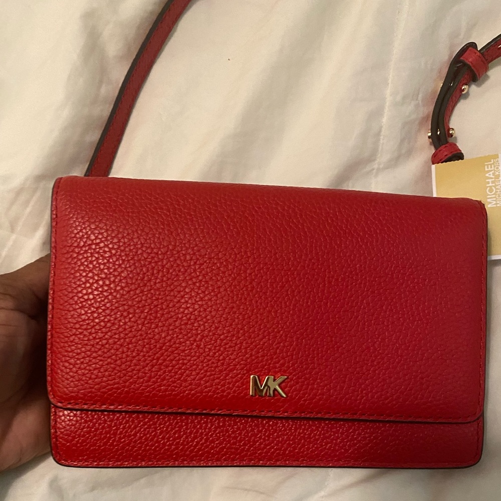 A Micheal Kors - Mott Pebble Leather Phone Crossbody Wallet